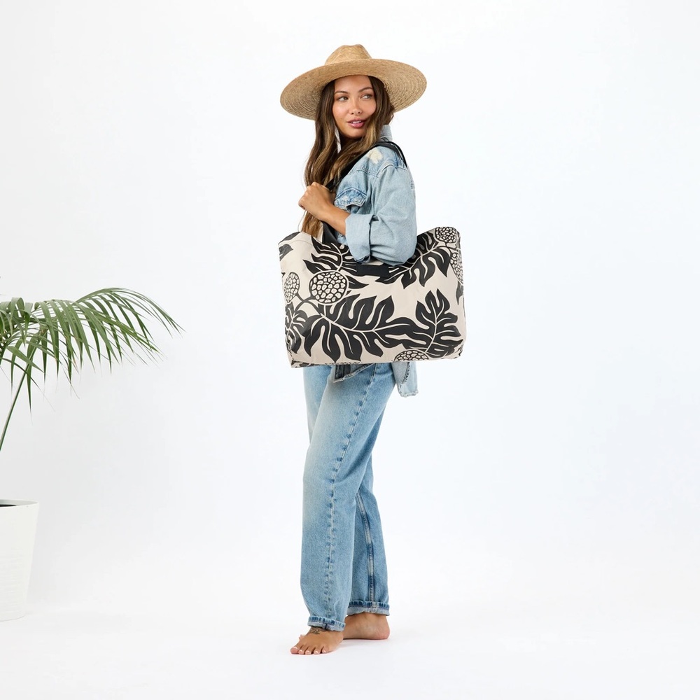 NWT Aloha Collection Holoholo tote in Holomua black on sandstone